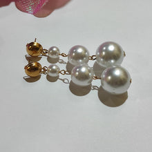 Load image into Gallery viewer, White Pearl Earring