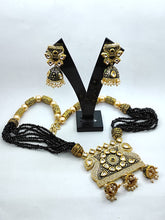 Load image into Gallery viewer, Antique Gold Plated Kundan Necklace Set