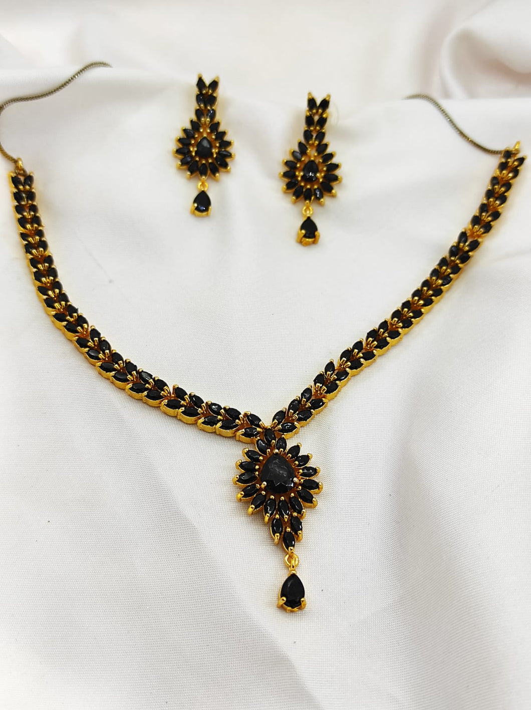 Shimmering Black Necklace And Earring Set