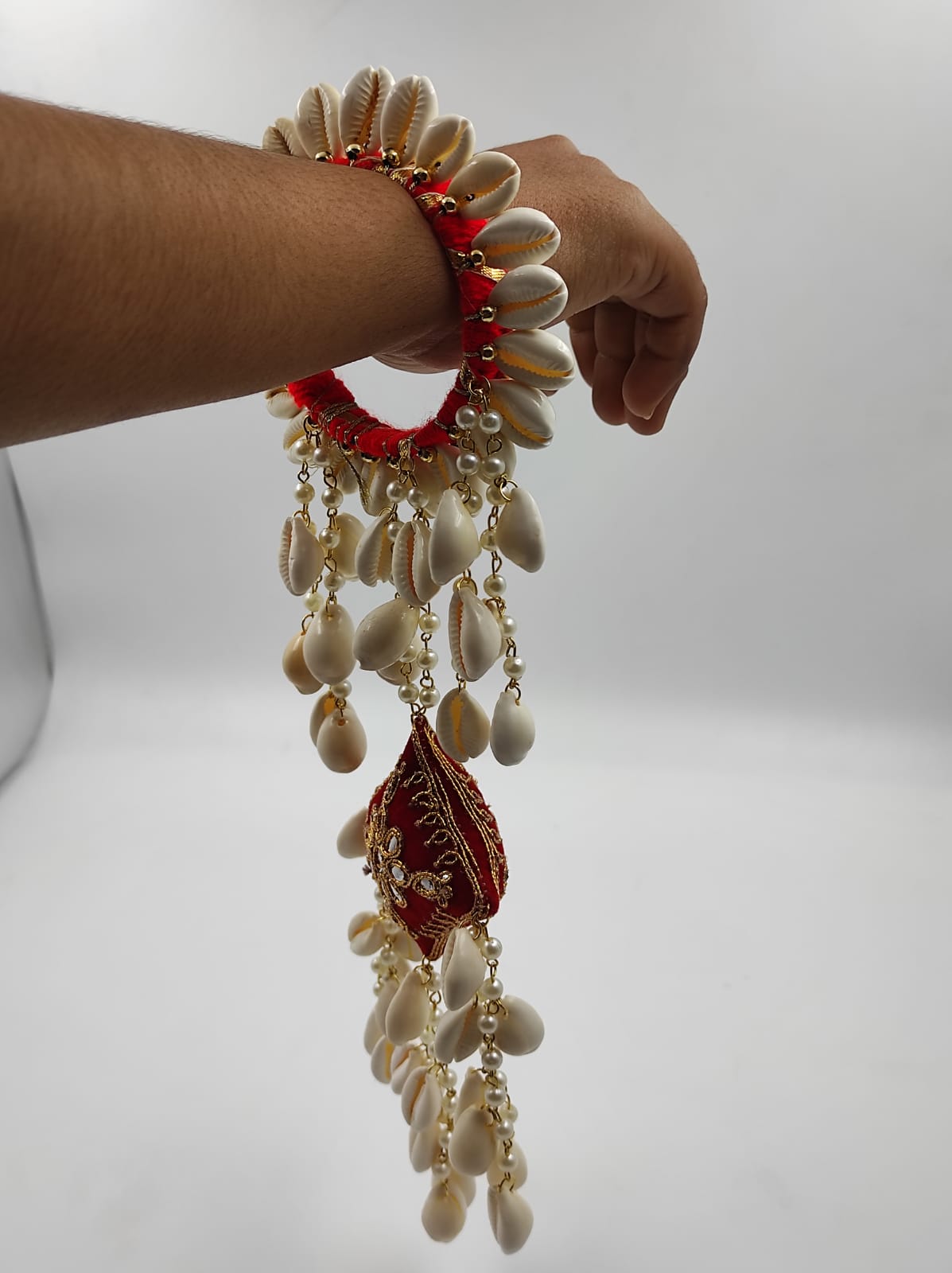 kaab cowrie beach Seashell Bracelet, Packaging Type: Packet, Size: 10 inch  at Rs 70/piece in Delhi
